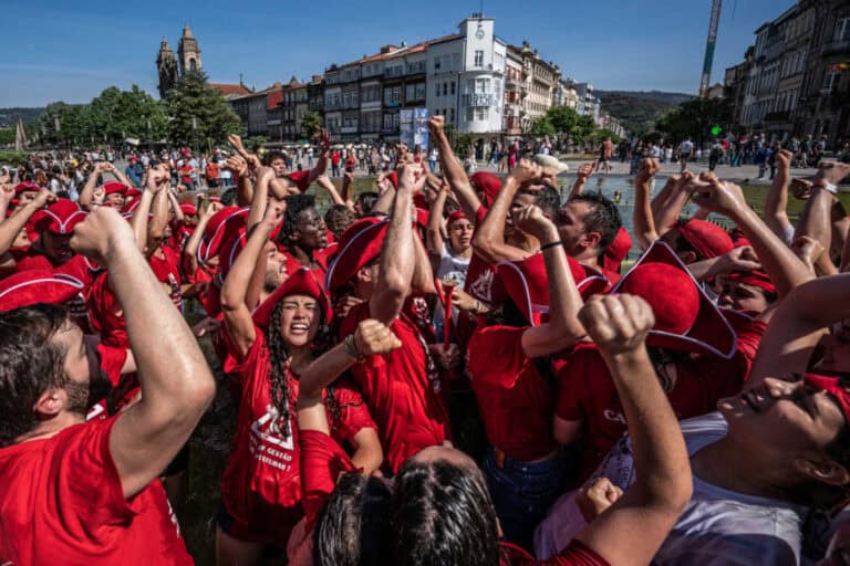 Cortejo académico condiciona o trânsito no centro da cidade na quarta-feira