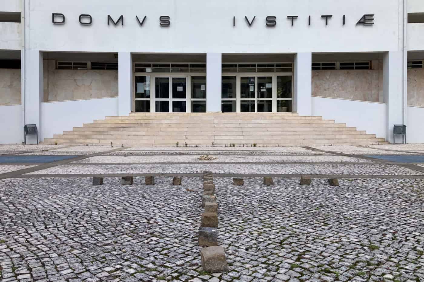 Instaurado inquérito disciplinar a professor suspeito de 2 mil crimes de abuso de crianças