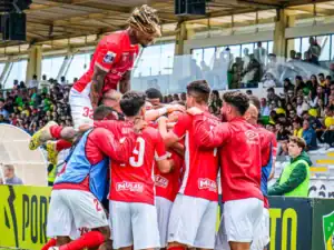 Gil vence Farense com manutenção assegurada