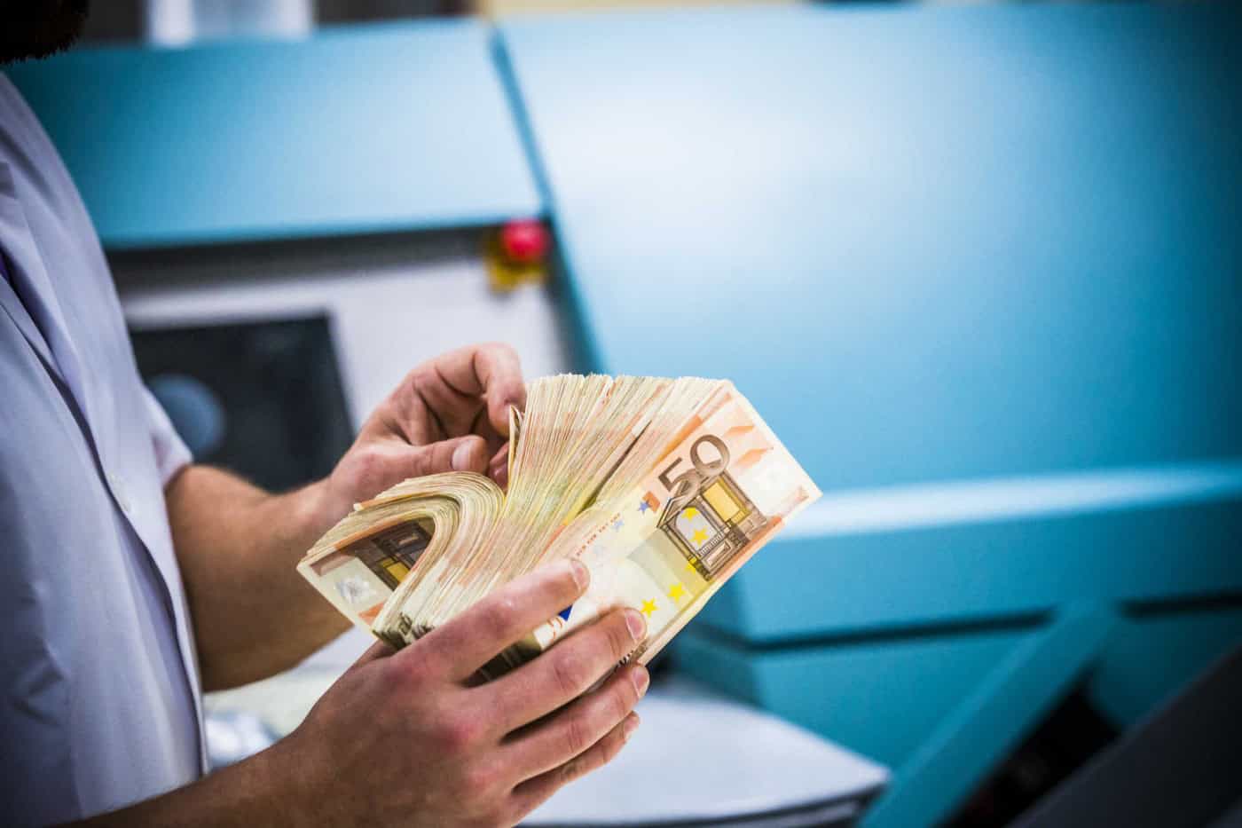 Portugueses e espanhóis acreditam que 50% dos empresários e 2/3 dos políticos são corruptos&nbsp;