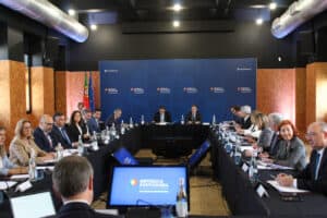 Governo põe no mercado 709 camas para universitários. Produtos de higiene menstrual a custo zero