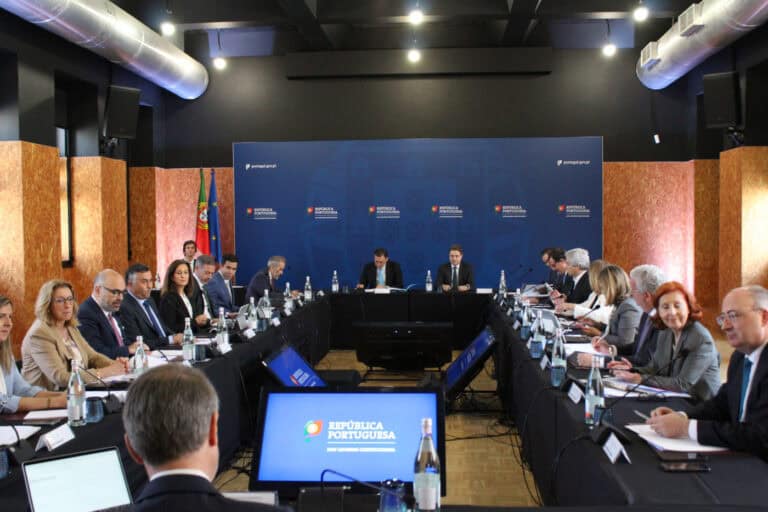 Governo põe no mercado 709 camas para universitários. Produtos de higiene menstrual a custo zero