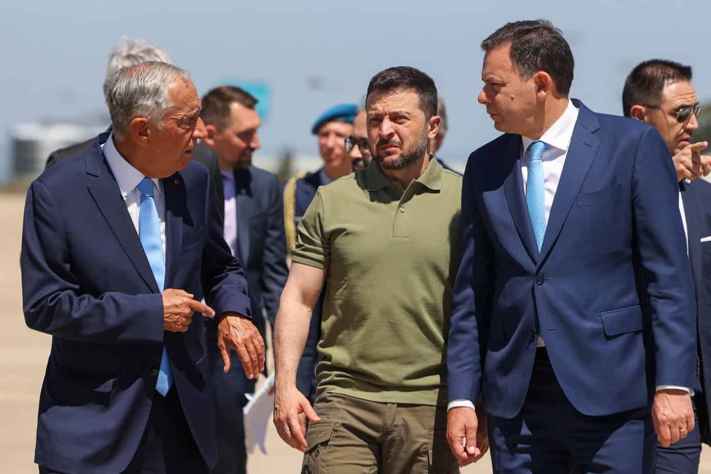 Zelensky recebido em Portugal com honras militares