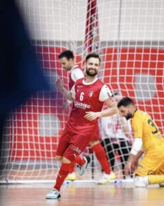 Benfica vence em Braga e finalista da Liga Placard decide-se na segunda-feira