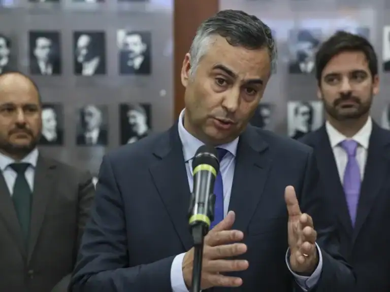 Ministro reconhece que diploma sobre recuperação do tempo de serviço exclui "milhares de docentes"