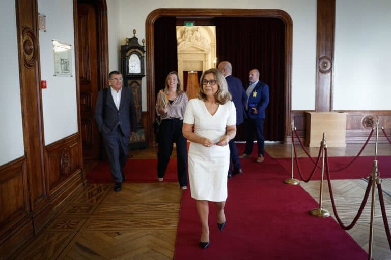 Ministra da Saúde está estável e vai ficar em observação cerca de 12 horas