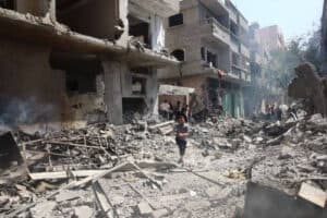 Sobe para 210 as vítimas mortais de bombardeamentos israelitas no centro de Gaza&nbsp;