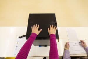 Europeias: Projeções televisivas estimam abstenção entre 58,6% e 64,5%&nbsp;