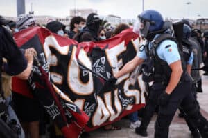 Manifestantes antifascistas e nacionalistas envolvem-se em confrontos em Lisboa&nbsp;