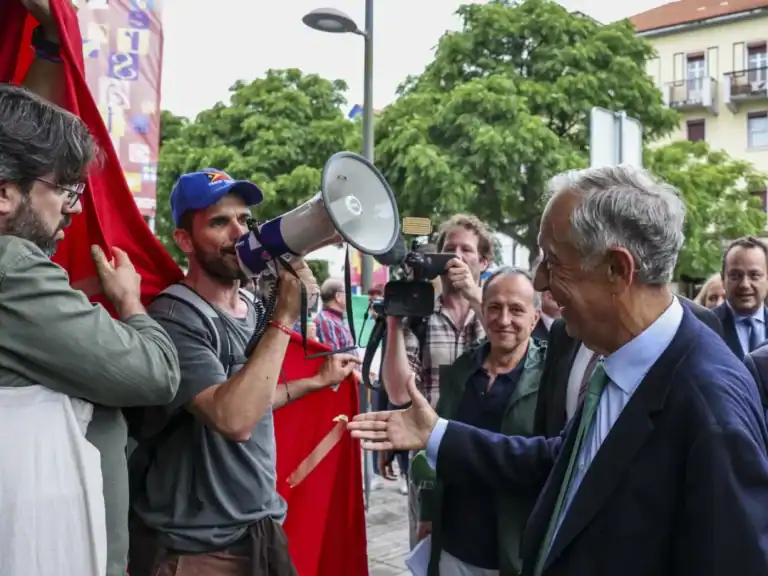 Marcelo dirige-se a manifestantes e realça posições de Portugal na ONU em defesa da Palestina