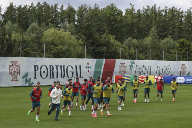 Euro2024: Primeiro treino de Portugal em Marienfeld com todos e com chuva e vento&nbsp;