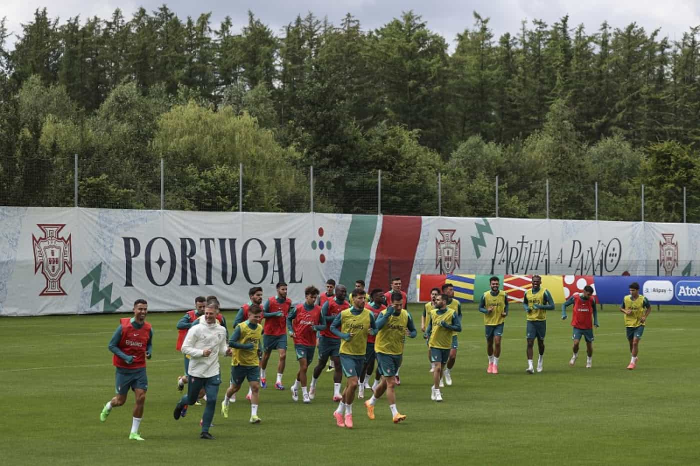 Euro2024: Primeiro treino de Portugal em Marienfeld com todos e com chuva e vento