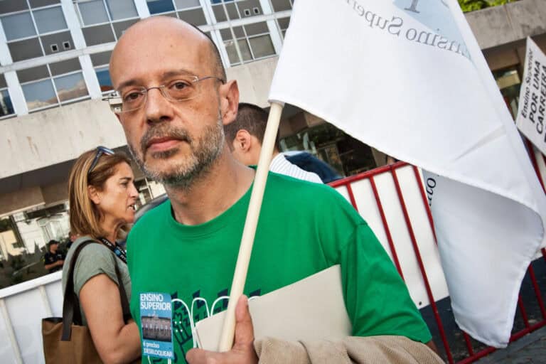 Sindicato do ensino superior vê dificuldades no "plano de emergência" para alunos sem aulas