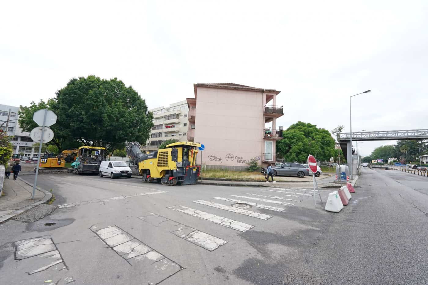 Trânsito congestionado junto à Travessa do Largo de Santa Tecla