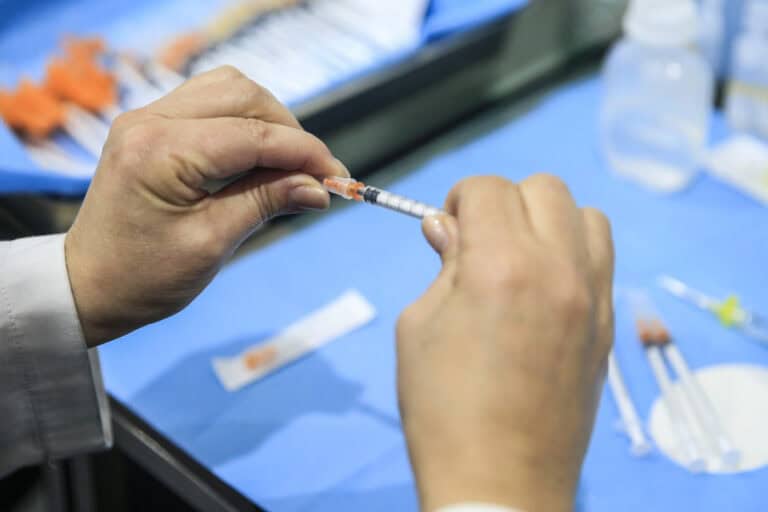 Estudo estima que vacinação nas farmácias tenha poupado 2,4 milhões de euros aos utentes&nbsp;