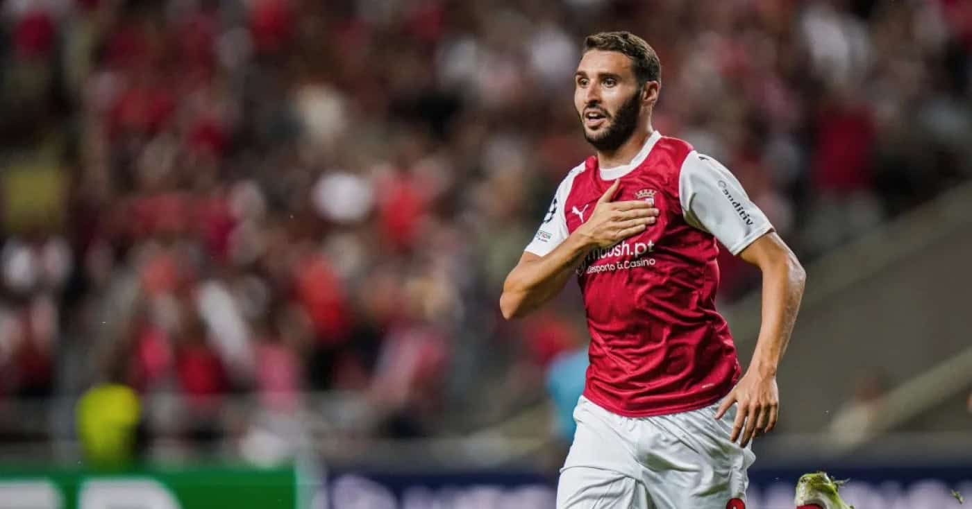 Abel Ruiz mais perto do Girona