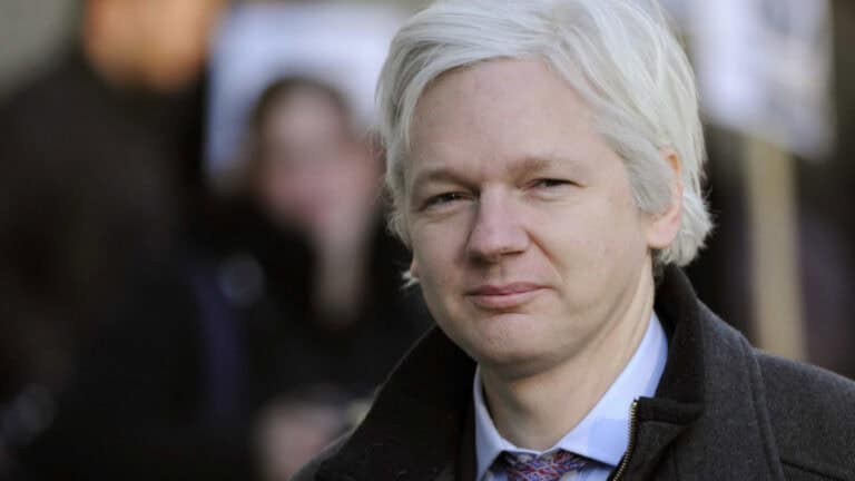 Julian Assange chega a acordo com EUA e sai da prisão
