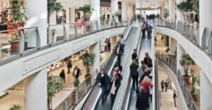 Encerramento do comércio aos domingos e feriados debatido no Parlamento