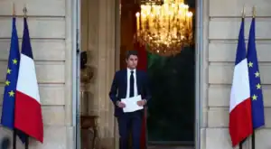 Gabriel Attal mantém-se em funções "por enquanto" a pedido de Macron&nbsp;