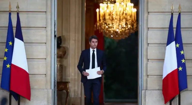 Gabriel Attal mantém-se em funções "por enquanto" a pedido de Macron&nbsp;