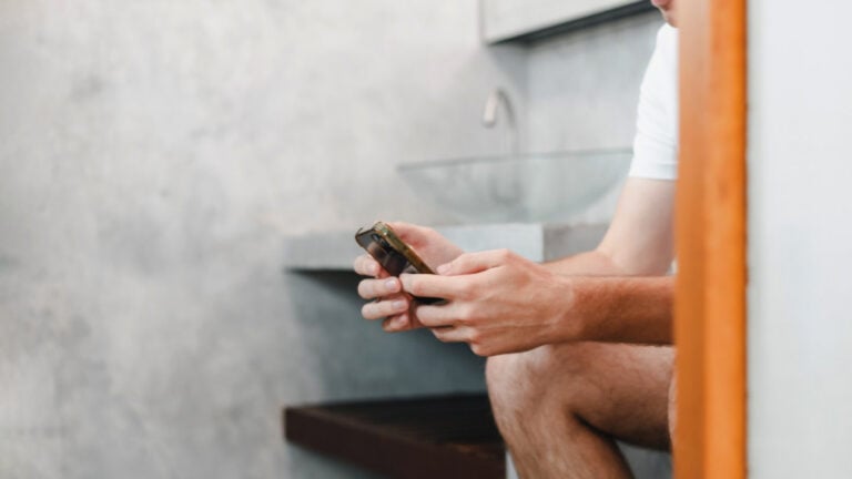 Levar o telemóvel para todo o lado, até “para a casa de banho”, pode ser sinal de alerta