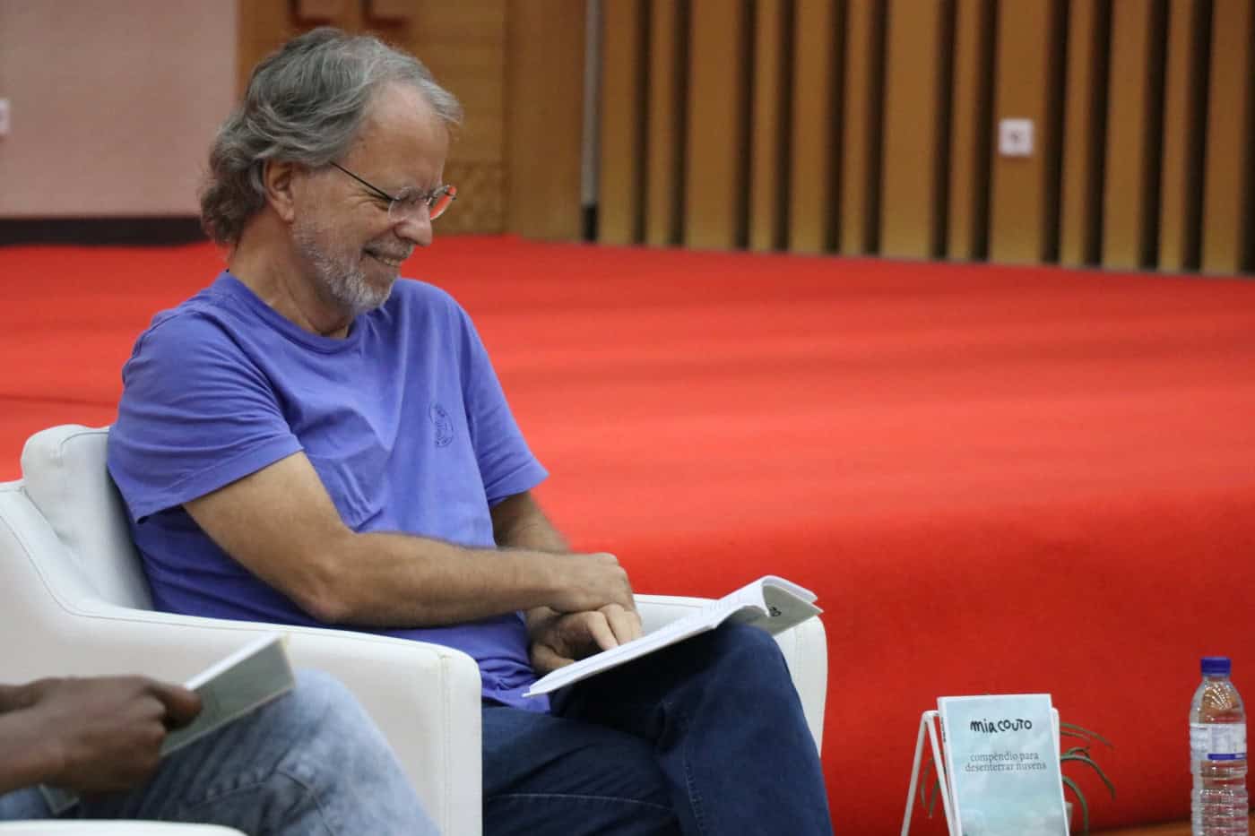 Mia Couto vence Grande Prémio de Conto Branquinho da Fonseca