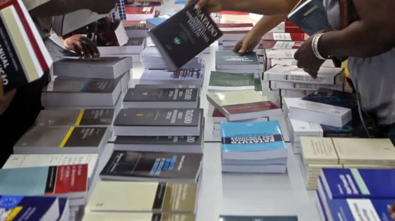 Mais de 1.800 pessoas subscreveram carta contra ataques à liberdade de autores