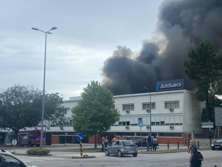 Incêndio no centro de automóveis Auto Sueco no Porto corta ruas
