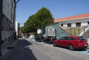 Obras na Escola da Sé condicionam estacionamento durante um mês