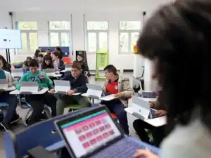 Ministro admite dar em 2025 apoio a docentes deslocados em Lisboa e Algarve&nbsp;