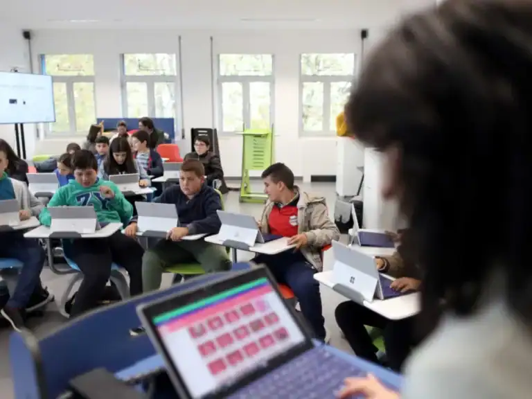 Ministro admite dar em 2025 apoio a docentes deslocados em Lisboa e Algarve&nbsp;