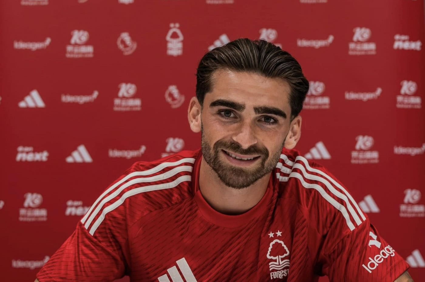 Nottingham Forest oficializa contratação de Jota Silva
