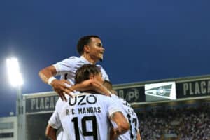 Noite de goleada em Guimarães garante Vitória na&nbsp;3.ª pré-eliminatória da Liga Conferência