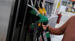 Preço do gasóleo desce e da gasolina sobe