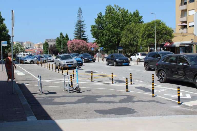 Sinalética na Av. Dr. António Palha irrita comerciantes. CMB cita código da estrada