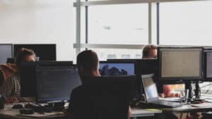 Mais de um quarto dos jovens reporta discriminação etária na vida profissional