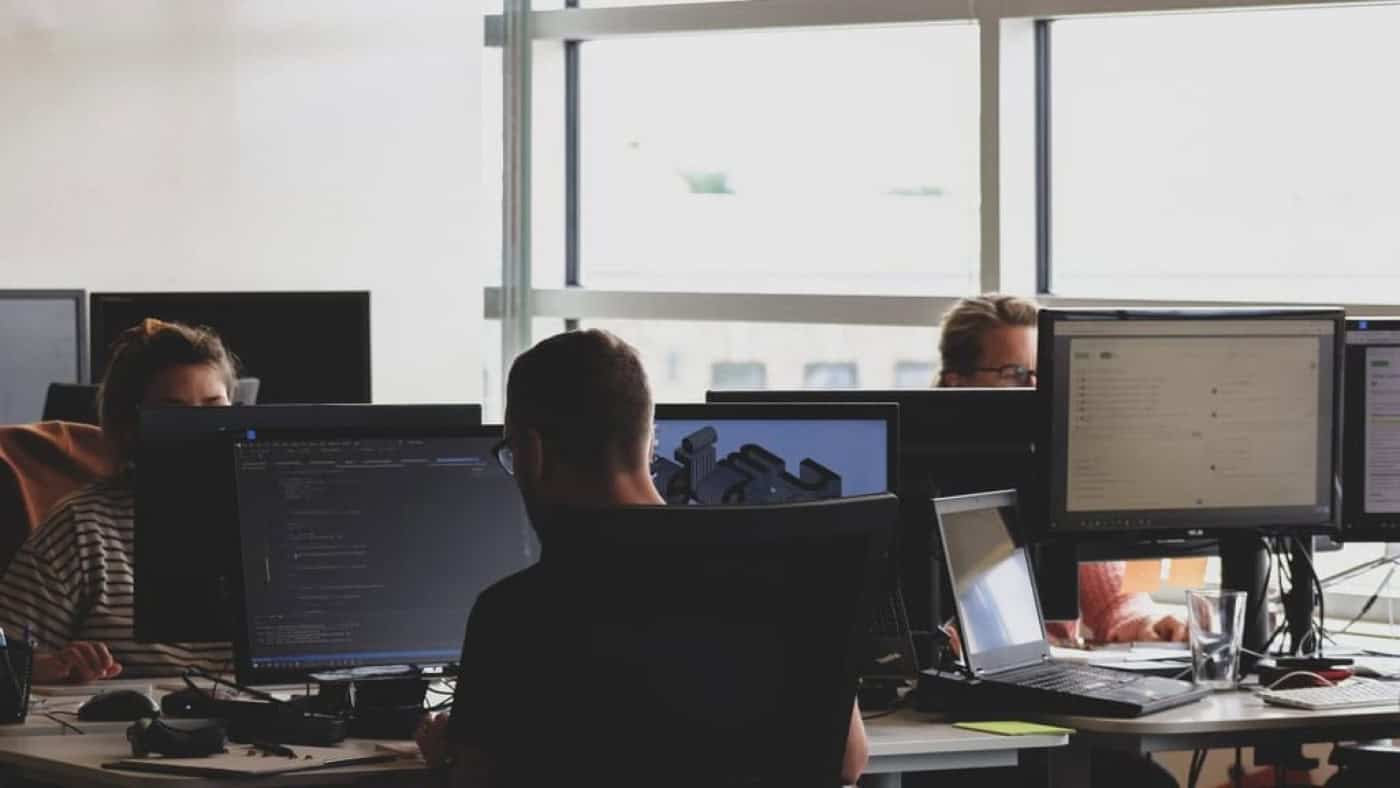 Mais de um quarto dos jovens reporta discriminação etária na vida profissional