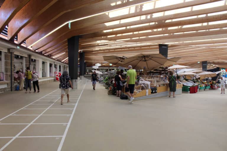 Pombas no interior do Mercado preocupam comerciantes. Calor continua a gerar prejuízos