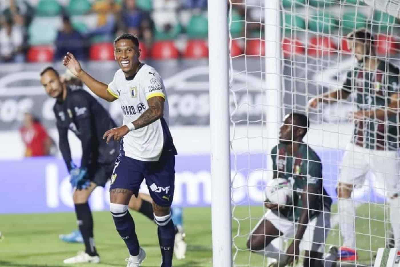 Famalicão vence na Amadora e iguala líderes da I Liga