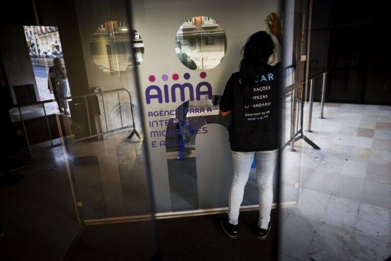 Há quem venha de Lisboa a Braga para atendimento na AIMA. Imigrantes não conseguem respostas