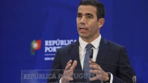 Governo vai criar apoio até 300 euros para professores deslocados