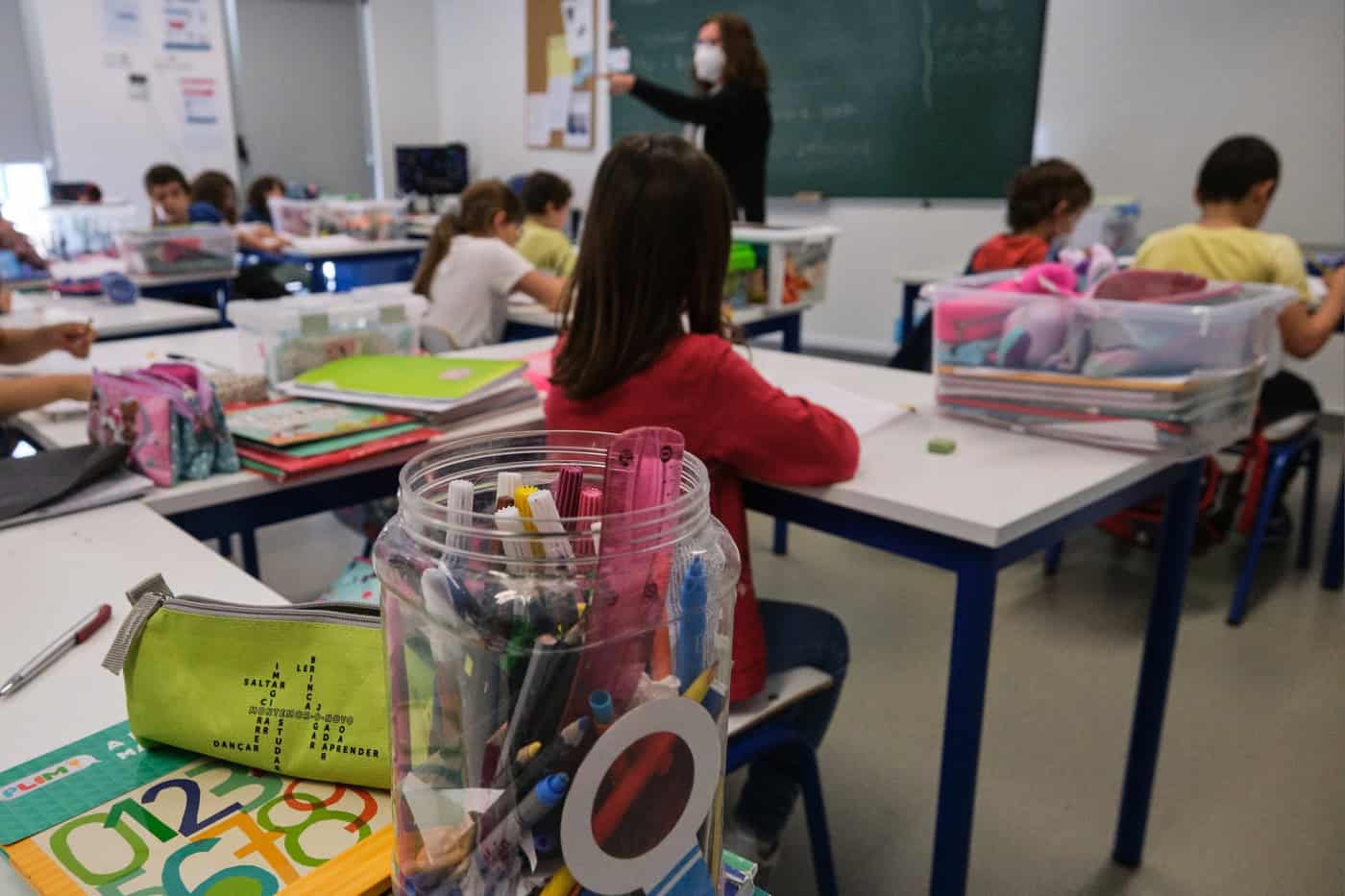 Governo anuncia concurso de vinculação extraordinário para escolas com falta de docentes