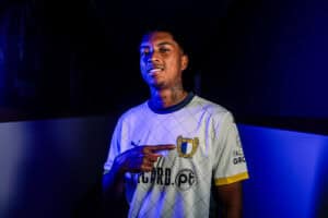 Léo Realpe chega para reforçar a defesa do FC Famalicão