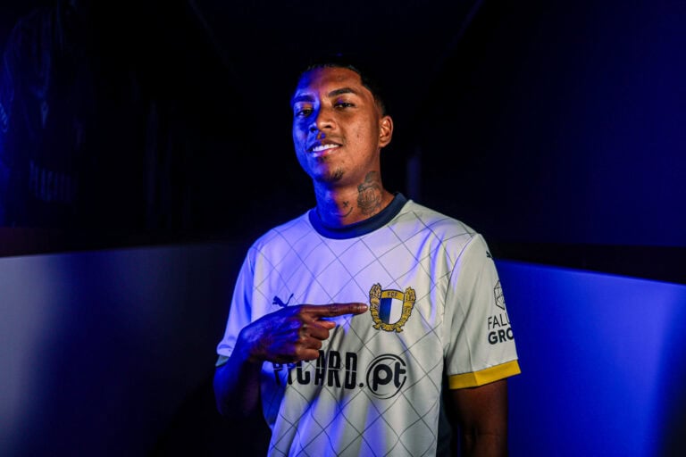 Léo Realpe chega para reforçar a defesa do FC Famalicão