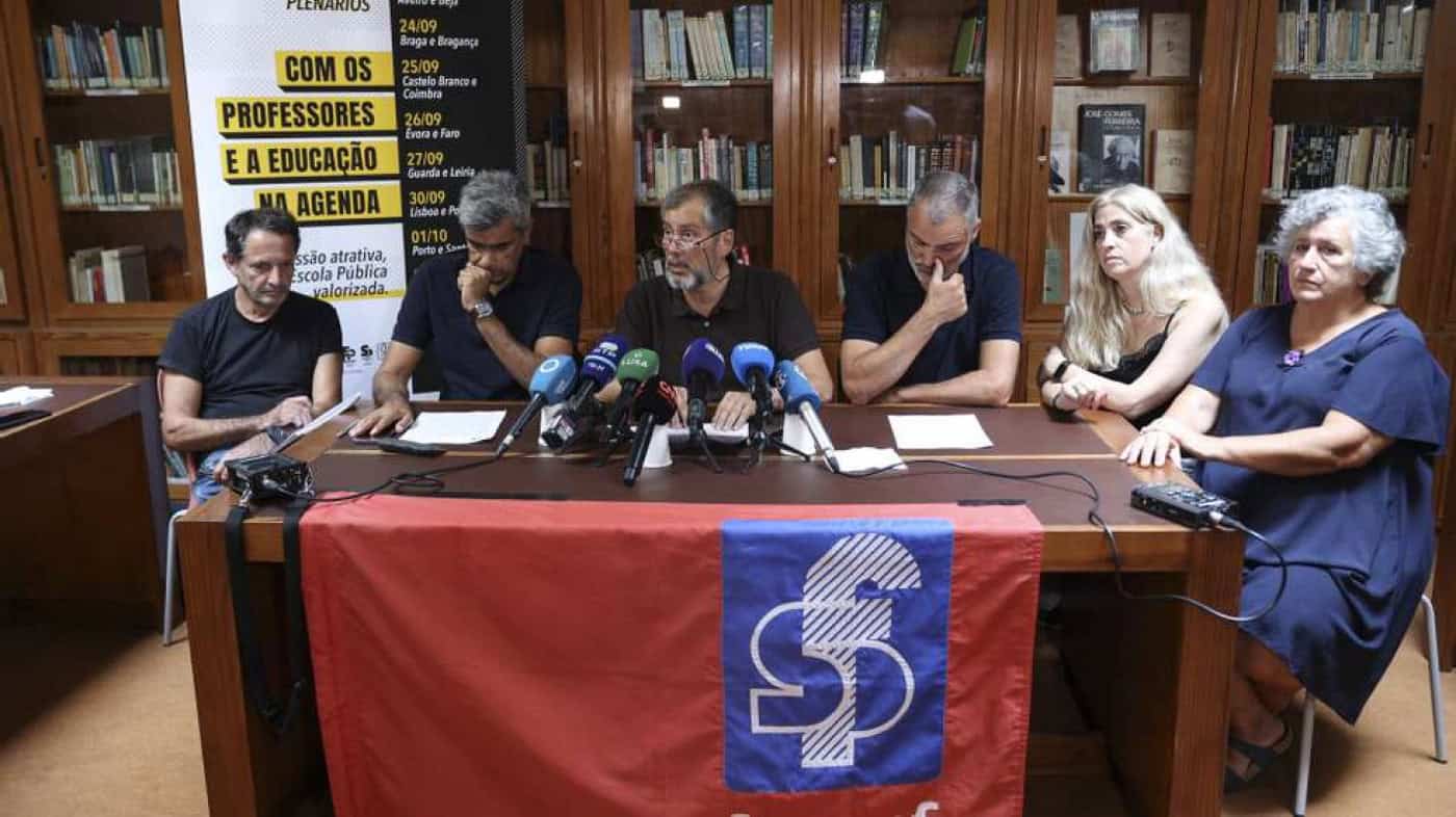 Se as aulas começassem hoje, 122 mil alunos ficaram sem professores a pelo menos uma disciplina