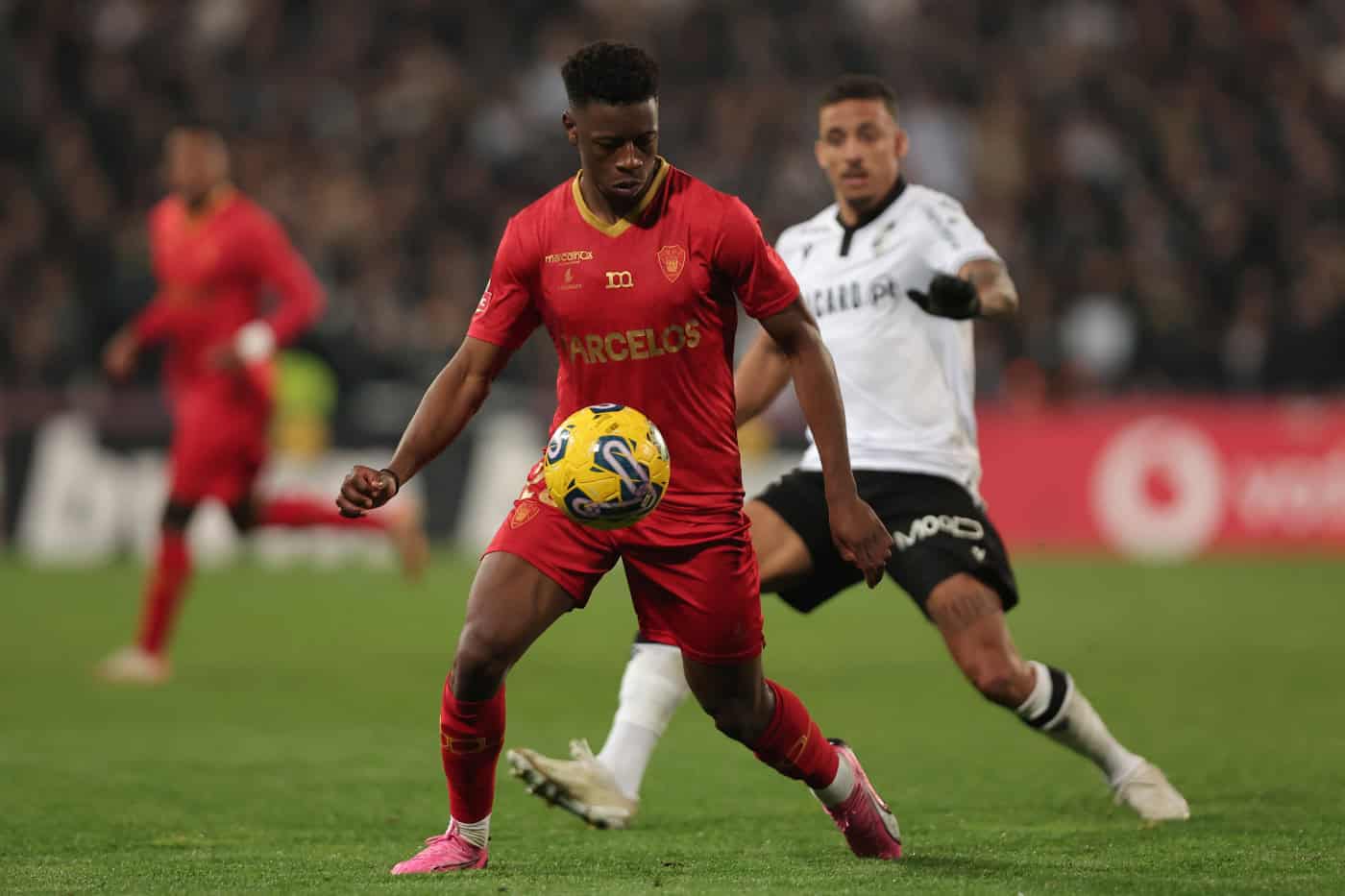 Defesa Leonardo Buta reforça Moreirense até 2026