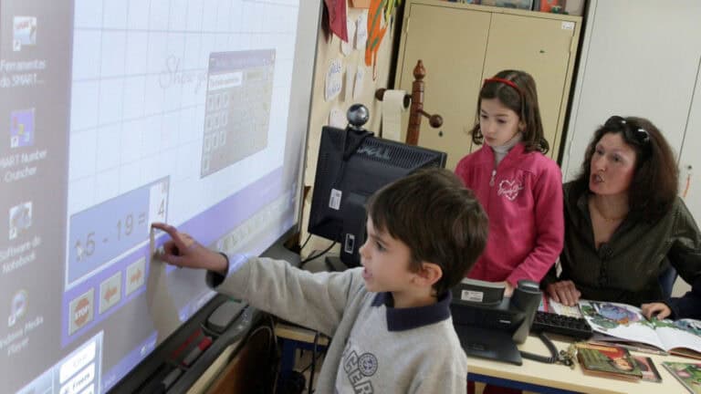 Ministro da Educação admite que ano letivo vai arrancar com milhares de alunos sem aulas
