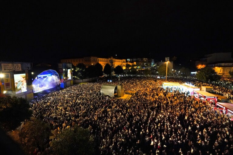 Chuva não afasta multidão da Noite Branca de Braga