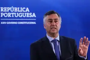 Ministério reúne hoje com sindicatos para discutir apoio a professores deslocados&nbsp;