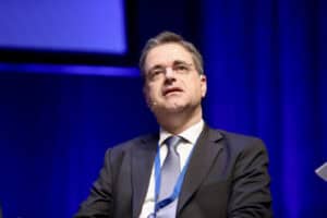 Confiança. “Há quem queira ganhar na secretaria o que não ganha nos concursos”